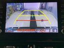 ディスプレイに後方の視界を表示し、車庫入れをサポート「距離目安線」「車幅延長線」およびステアリング操作に連動する「予想進路線」を画面に表示します。※必ず車両周辺の安全を直接確認してください。