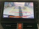 ディスプレイに後方の視界を表示し、車庫入れをサポート「距離目安線」「車幅延長線」およびステアリング操作に連動する「予想進路線」を画面に表示します。※必ず車両周辺の安全を直接確認してください。