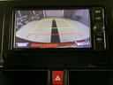 ディスプレイに後方の視界を表示し、車庫入れをサポート「距離目安線」「車幅延長線」およびステアリング操作に連動する「予想進路線」を画面に表示します。※必ず車両周辺の安全を直接確認してください。
