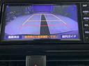 ディスプレイに後方の視界を表示し、車庫入れをサポート「距離目安線」「車幅延長線」およびステアリング操作に連動する「予想進路線」を画面に表示します。※必ず車両周辺の安全を直接確認してください。
