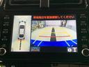 車庫入れの苦手な方にバック時のサポートバックモニター、パノラミックビューモニター付き。※カメラが映し出す範囲は限られています。必ず車両周辺の安全を直接確認してください。