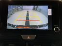 ディスプレイに後方の視界を表示し、車庫入れをサポート「距離目安線」「車幅延長線」およびステアリング操作に連動する「予想進路線」を画面に表示します。※必ず車両周辺の安全を直接確認してください。