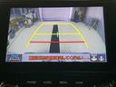 ディスプレイに後方の視界を表示し、車庫入れをサポート「距離目安線」「車幅延長線」およびステアリング操作に連動する「予想進路線」を画面に表示します。※必ず車両周辺の安全を直接確認してください。