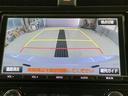 ディスプレイに後方の視界を表示し、車庫入れをサポート「距離目安線」「車幅延長線」およびステアリング操作に連動する「予想進路線」を画面に表示します。※必ず車両周辺の安全を直接確認してください。