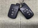 手荷物が多いときでも、スマートキーをバッグやポケットに携帯していれば、キーを取り出すことなくドアの解錠・施錠ができます