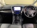 乗る者の気持ちをときめかせる上質な室内空間となっております。視界も広々で運転しやすいです。