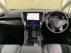 乗る者の気持ちをときめかせる上質な室内空間となっております。視界も広々で運転しやすいです。 7