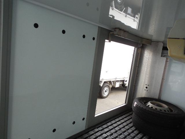 キャリイトラック 　低温冷凍車　サーモキング製冷凍機－２０℃設定　左側スライドドア　リア観音ドア（12枚目）