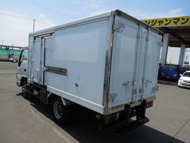 エルフトラック 　１．５ｔ３０ディーゼルターボ　荷箱二室式　前方冷凍機付き－５℃設定　後方棚付きスペース　左側サイドドア（8枚目）