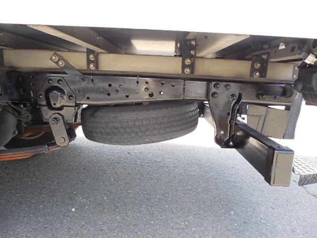 エルフトラック 　１．５ｔ３０ディーゼルターボ　荷箱二室式　前方冷凍機付き－５℃設定　後方棚付きスペース　左側サイドドア（22枚目）