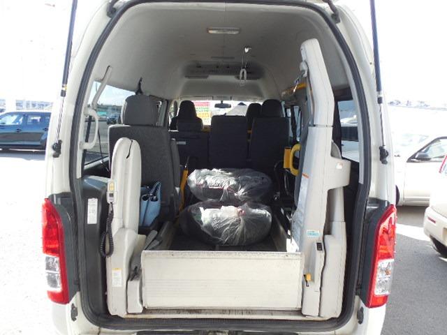 ハイエースバン ロングＤＸ　ディーゼルターボ４ＷＤ　車椅子仕様車Ｂタイプ　車椅子移動車１０人乗り　車椅子２基固定　スイングアームリフト　オートステップ　ダブルエアコン　ＳＤナビ　ワンセグ　バックカメラ（9枚目）