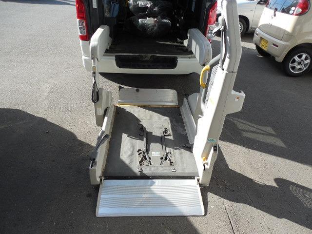 ハイエースバン ロングＤＸ　ディーゼルターボ４ＷＤ　車椅子仕様車Ｂタイプ　車椅子移動車１０人乗り　車椅子２基固定　スイングアームリフト　オートステップ　ダブルエアコン　ＳＤナビ　ワンセグ　バックカメラ（10枚目）