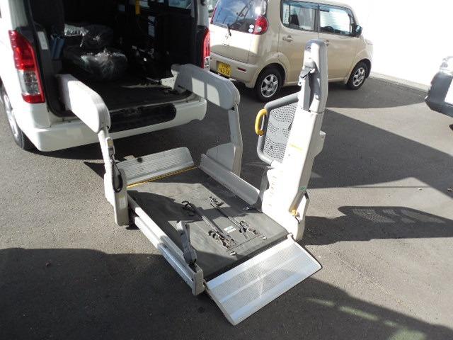 ハイエースバン ロングＤＸ　ディーゼルターボ４ＷＤ　車椅子仕様車Ｂタイプ　車椅子移動車１０人乗り　車椅子２基固定　スイングアームリフト　オートステップ　ダブルエアコン　ＳＤナビ　ワンセグ　バックカメラ（11枚目）