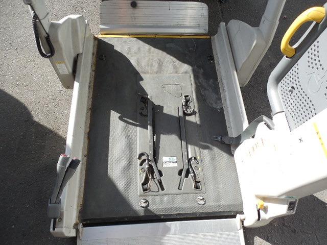 ハイエースバン ロングＤＸ　ディーゼルターボ４ＷＤ　車椅子仕様車Ｂタイプ　車椅子移動車１０人乗り　車椅子２基固定　スイングアームリフト　オートステップ　ダブルエアコン　ＳＤナビ　ワンセグ　バックカメラ（12枚目）