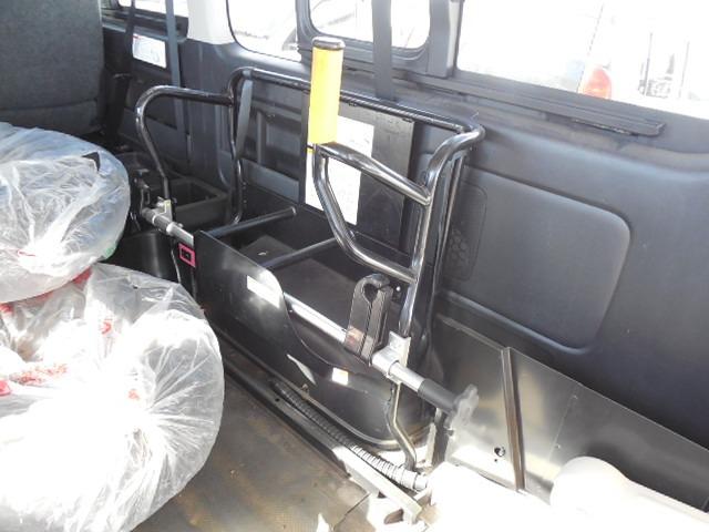ハイエースバン ロングＤＸ　ディーゼルターボ４ＷＤ　車椅子仕様車Ｂタイプ　車椅子移動車１０人乗り　車椅子２基固定　スイングアームリフト　オートステップ　ダブルエアコン　ＳＤナビ　ワンセグ　バックカメラ（14枚目）