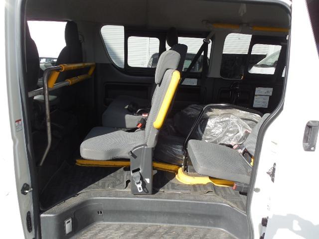 ハイエースバン ロングＤＸ　ディーゼルターボ４ＷＤ　車椅子仕様車Ｂタイプ　車椅子移動車１０人乗り　車椅子２基固定　スイングアームリフト　オートステップ　ダブルエアコン　ＳＤナビ　ワンセグ　バックカメラ（22枚目）