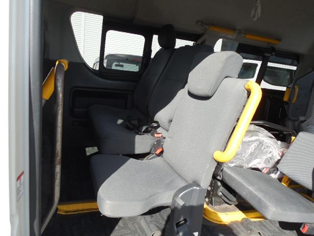 ハイエースバン ロングＤＸ　ディーゼルターボ４ＷＤ　車椅子仕様車Ｂタイプ　車椅子移動車１０人乗り　車椅子２基固定　スイングアームリフト　オートステップ　ダブルエアコン　ＳＤナビ　ワンセグ　バックカメラ（24枚目）