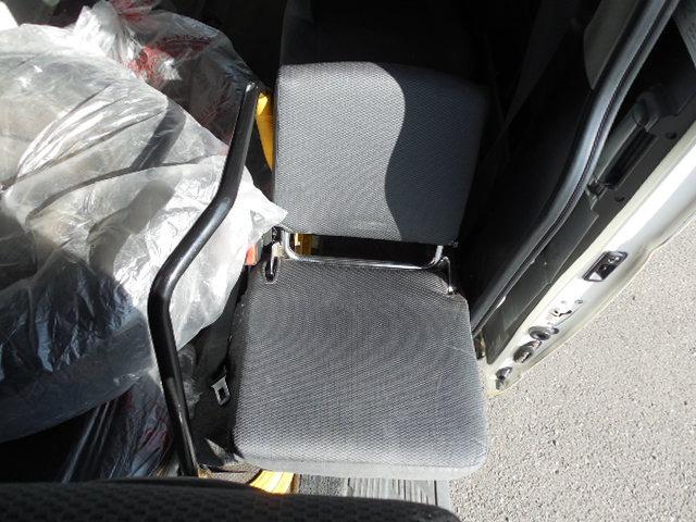 ハイエースバン ロングＤＸ　ディーゼルターボ４ＷＤ　車椅子仕様車Ｂタイプ　車椅子移動車１０人乗り　車椅子２基固定　スイングアームリフト　オートステップ　ダブルエアコン　ＳＤナビ　ワンセグ　バックカメラ（25枚目）