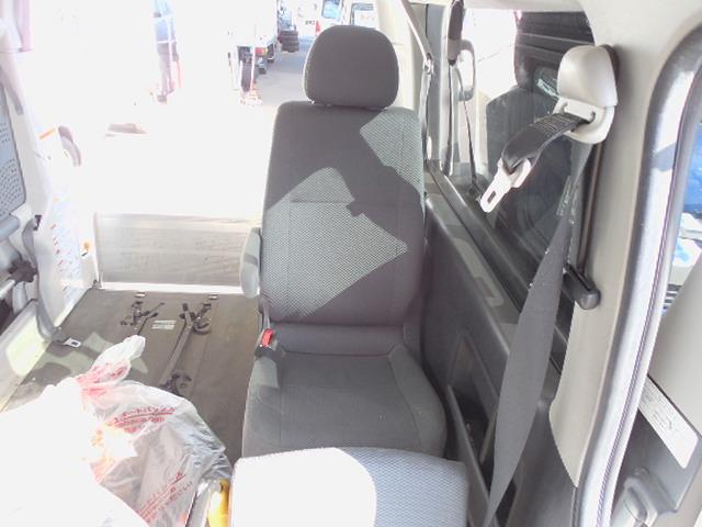 ハイエースバン ロングＤＸ　ディーゼルターボ４ＷＤ　車椅子仕様車Ｂタイプ　車椅子移動車１０人乗り　車椅子２基固定　スイングアームリフト　オートステップ　ダブルエアコン　ＳＤナビ　ワンセグ　バックカメラ（26枚目）