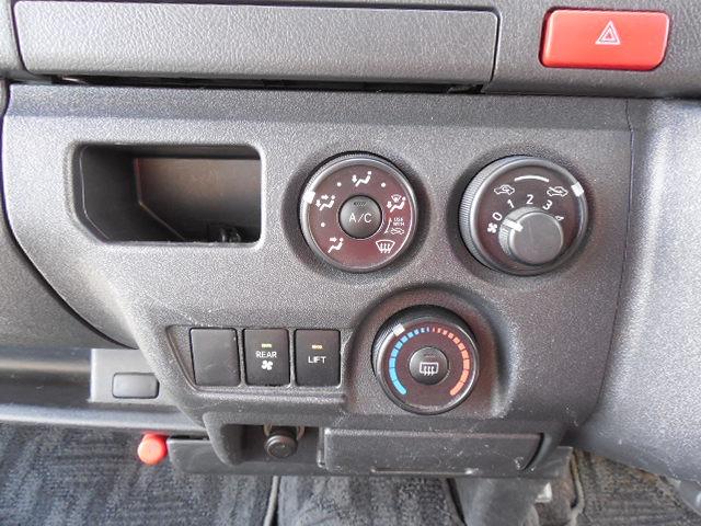 ハイエースバン ロングＤＸ　ディーゼルターボ４ＷＤ　車椅子仕様車Ｂタイプ　車椅子移動車１０人乗り　車椅子２基固定　スイングアームリフト　オートステップ　ダブルエアコン　ＳＤナビ　ワンセグ　バックカメラ（38枚目）