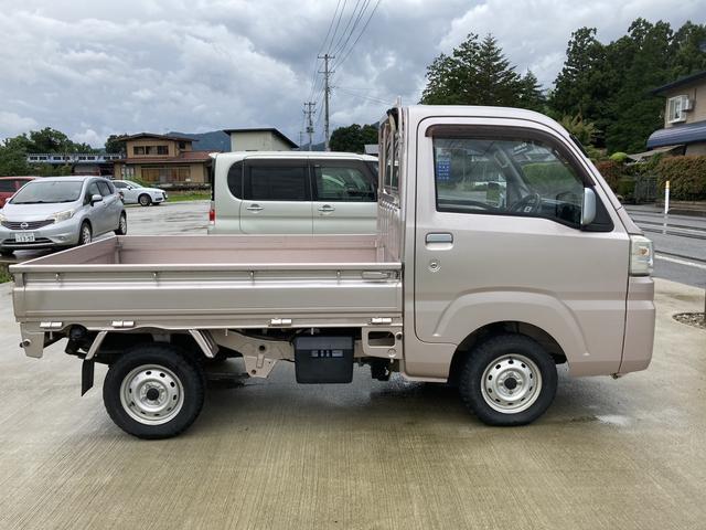 スタンダード　４ＷＤ　軽トラック　ＡＴ　エアコン　パワーステアリング　運転席エアバッグ　記録簿　ＣＤ　ミュージックプレイヤー接続可(4枚目)