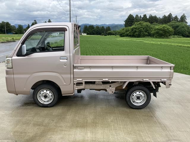 スタンダード　４ＷＤ　軽トラック　ＡＴ　エアコン　パワーステアリング　運転席エアバッグ　記録簿　ＣＤ　ミュージックプレイヤー接続可(8枚目)