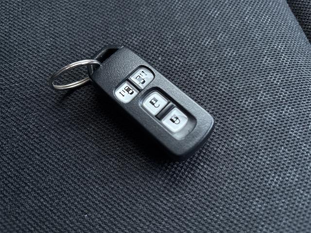 スマートキーを携帯していると、両手が塞がっていても開閉ができます。悪天候時には特に助かります。