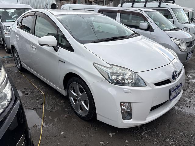 プリウス Ｇ　《車検２年》革巻きステアリング／クルーズコントロール／Ｓツーリング用１７インチＡＷ／スマートキー／スペアキー付／プッシュスタート／ＬＥＤオートライトフォグ／ＳＤナビＴＶＢｌｕｅｔｏｏｔｈバックカメラ／（4枚目）