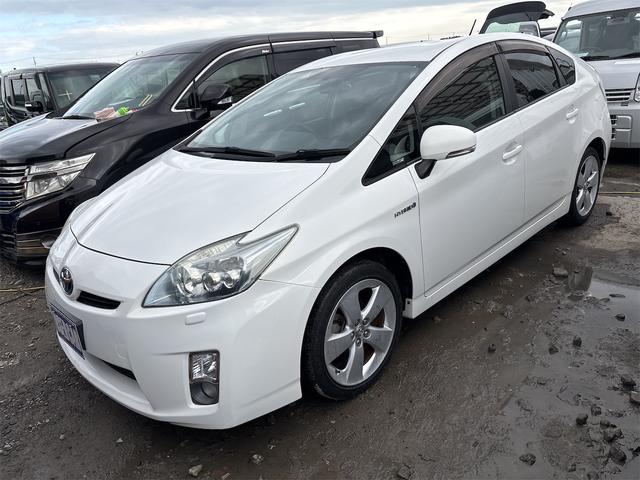 プリウス Ｇ　《車検２年》革巻きステアリング／クルーズコントロール／Ｓツーリング用１７インチＡＷ／スマートキー／スペアキー付／プッシュスタート／ＬＥＤオートライトフォグ／ＳＤナビＴＶＢｌｕｅｔｏｏｔｈバックカメラ／（5枚目）