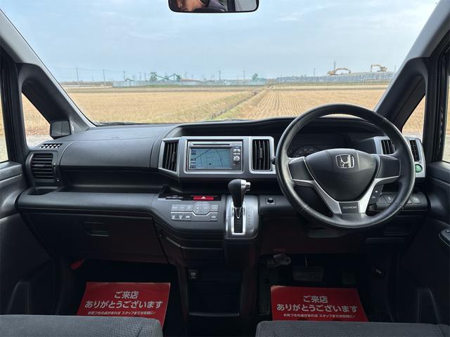 ステップワゴンスパーダ Ｓ　《後期モデル》《車検２年》フルセグバックカメラ／革巻きステアリング／パドルシフト／フルフラットシート／ＨＩＤオートライトフォグ／革巻きステアリング／（12枚目）