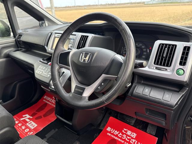 ステップワゴンスパーダ Ｓ　《後期モデル》《車検２年》フルセグバックカメラ／革巻きステアリング／パドルシフト／フルフラットシート／ＨＩＤオートライトフォグ／革巻きステアリング／（13枚目）