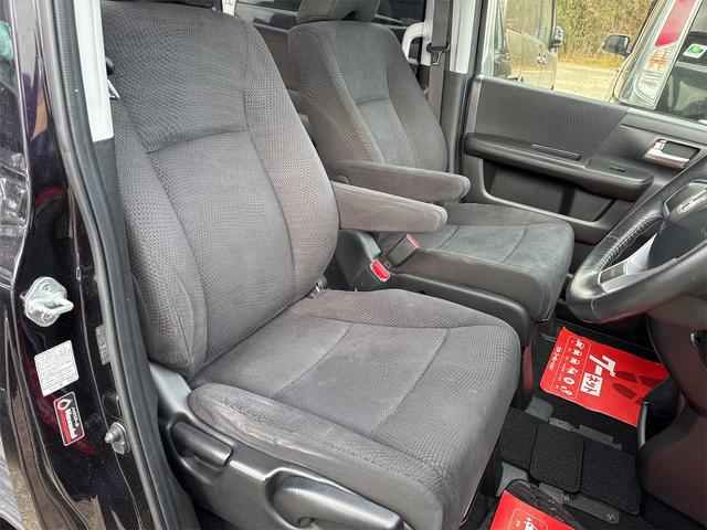 ステップワゴンスパーダ Ｓ　《後期モデル》《車検２年》フルセグバックカメラ／革巻きステアリング／パドルシフト／フルフラットシート／ＨＩＤオートライトフォグ／革巻きステアリング／（14枚目）