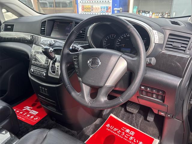 エルグランド ライダー　ブラックライン　黒本革シート　《車検２年》《４ＷＤ》ＳＤナビＴＶフルセグ／Ｂｌｕｅｔｏｏｔｈ／アラウンドビューモニターバックカメラ／革巻きステアリング／シートヒーター／黒革シート／純正フルエアロ１９インチＡＷ／シートヒーター／（13枚目）