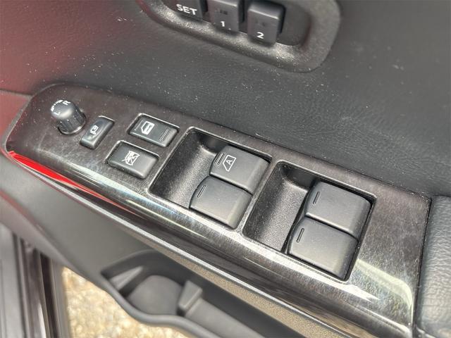 エルグランド ライダー　ブラックライン　黒本革シート　《車検２年》《４ＷＤ》ＳＤナビＴＶフルセグ／Ｂｌｕｅｔｏｏｔｈ／アラウンドビューモニターバックカメラ／革巻きステアリング／シートヒーター／黒革シート／純正フルエアロ１９インチＡＷ／シートヒーター／（34枚目）