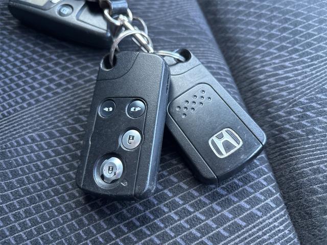 ステップワゴンスパーダ Z 《車検2年》純正フルエアロ16インチAW/スマートキー/オートエアコン/両側パワースライドドア/革巻きステアリング/8人乗り/HIDオートライトフォグ/ETC/パドルシフト/スペアキー付き(28枚目)