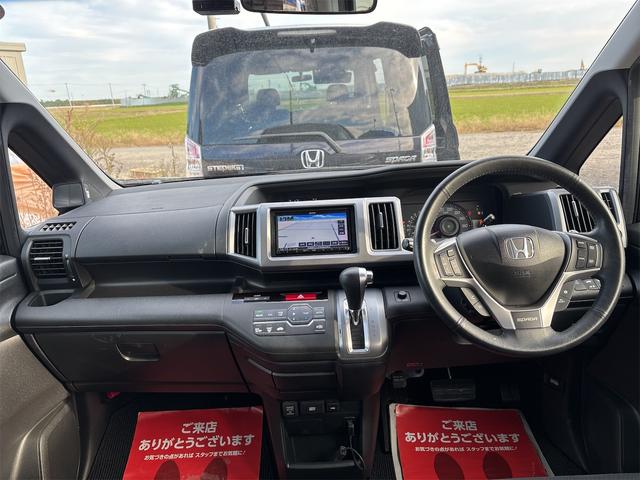 ステップワゴンスパーダ Ｚ　インターナビセレクション　《後期モデル》《車検２年》純正フルエアロ１６インチＡＷ／ＳＤナビＴＶフルセグＢｌｕｅｔｏｏｔｈ／革巻きステアリング／パドルシフト／クルーズコントロール／ＥＴＣ／ヘッドレスモニター／両側パワースライドア（12枚目）