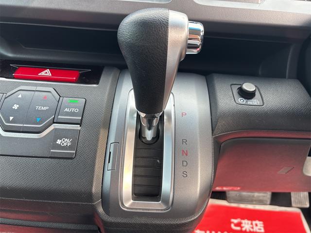 ステップワゴンスパーダ Ｚ　インターナビセレクション　《後期モデル》《車検２年》純正フルエアロ１６インチＡＷ／ＳＤナビＴＶフルセグＢｌｕｅｔｏｏｔｈ／革巻きステアリング／パドルシフト／クルーズコントロール／ＥＴＣ／ヘッドレスモニター／両側パワースライドア（30枚目）