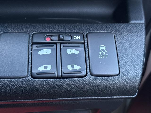 ステップワゴンスパーダ クールスピリット 《車検2年》純正ナビTVバックカメラ/全周囲カメラ/フリップダウンモニター/革巻きステアリング/スマートキ/ETC/両側パワースライドア/HIDオートライトフォグ/17インチAW/ETC/パドルシフト(32枚目)