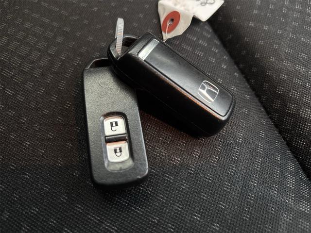 スマートキーを携帯していると、両手が塞がっていても開閉ができます。悪天候時には特に助かります。