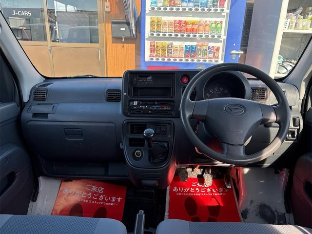 ハイゼットカーゴ 　《４ＷＤ》《車検２年》５Ｆマニュアル車／パワーウィンドウ／オーバーヘッドコンソール／プライバシーガラス／集中ドアロック／タイミングチェーンエンジン／（9枚目）