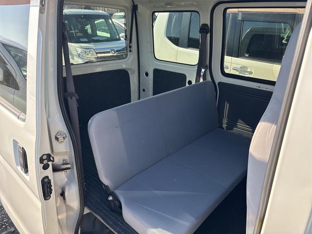 ハイゼットカーゴ 　《４ＷＤ》《車検２年》５Ｆマニュアル車／パワーウィンドウ／オーバーヘッドコンソール／プライバシーガラス／集中ドアロック／タイミングチェーンエンジン／（12枚目）