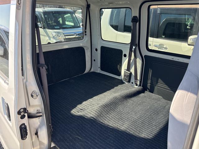 ハイゼットカーゴ 　《４ＷＤ》《車検２年》５Ｆマニュアル車／パワーウィンドウ／オーバーヘッドコンソール／プライバシーガラス／集中ドアロック／タイミングチェーンエンジン／（13枚目）