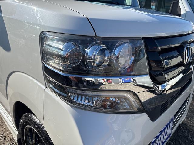 N-BOXカスタム G ターボSSブラックスタイルパッケージ 《後期モデル》《ターボ》《車検2年》SDナビTVフルセグBluetoothバックカメラ/HIDオートライトフォグ/プッシュスタート/スマートキー/シートヒーター/革巻きステアリング/ハーフレザーシート(3枚目)