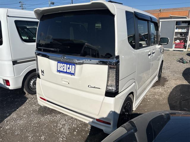 N-BOXカスタム G ターボSSブラックスタイルパッケージ 《後期モデル》《ターボ》《車検2年》SDナビTVフルセグBluetoothバックカメラ/HIDオートライトフォグ/プッシュスタート/スマートキー/シートヒーター/革巻きステアリング/ハーフレザーシート(10枚目)
