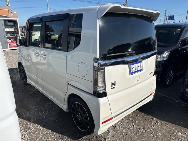 N-BOXカスタム G ターボSSブラックスタイルパッケージ 《後期モデル》《ターボ》《車検2年》SDナビTVフルセグBluetoothバックカメラ/HIDオートライトフォグ/プッシュスタート/スマートキー/シートヒーター/革巻きステアリング/ハーフレザーシート(11枚目)