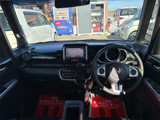 N-BOXカスタム G ターボSSブラックスタイルパッケージ 《後期モデル》《ターボ》《車検2年》SDナビTVフルセグBluetoothバックカメラ/HIDオートライトフォグ/プッシュスタート/スマートキー/シートヒーター/革巻きステアリング/ハーフレザーシート(13枚目)