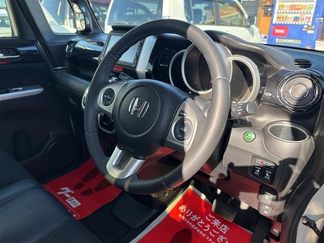 N-BOXカスタム G ターボSSブラックスタイルパッケージ 《後期モデル》《ターボ》《車検2年》SDナビTVフルセグBluetoothバックカメラ/HIDオートライトフォグ/プッシュスタート/スマートキー/シートヒーター/革巻きステアリング/ハーフレザーシート(14枚目)