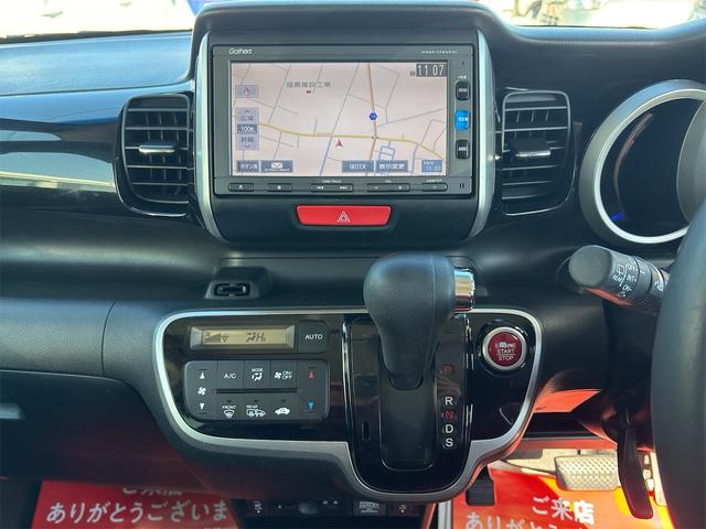 N-BOXカスタム G ターボSSブラックスタイルパッケージ 《後期モデル》《ターボ》《車検2年》SDナビTVフルセグBluetoothバックカメラ/HIDオートライトフォグ/プッシュスタート/スマートキー/シートヒーター/革巻きステアリング/ハーフレザーシート(17枚目)
