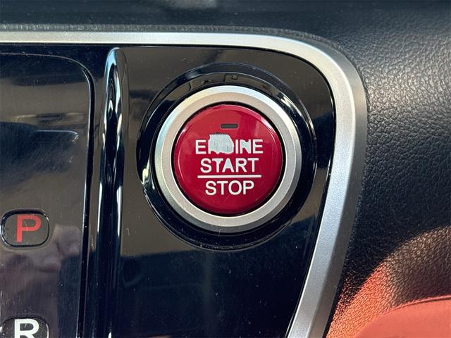 N-BOXカスタム G ターボSSブラックスタイルパッケージ 《後期モデル》《ターボ》《車検2年》SDナビTVフルセグBluetoothバックカメラ/HIDオートライトフォグ/プッシュスタート/スマートキー/シートヒーター/革巻きステアリング/ハーフレザーシート(29枚目)