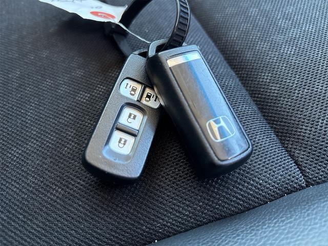 N-BOXカスタム G ターボSSブラックスタイルパッケージ 《後期モデル》《ターボ》《車検2年》SDナビTVフルセグBluetoothバックカメラ/HIDオートライトフォグ/プッシュスタート/スマートキー/シートヒーター/革巻きステアリング/ハーフレザーシート(30枚目)